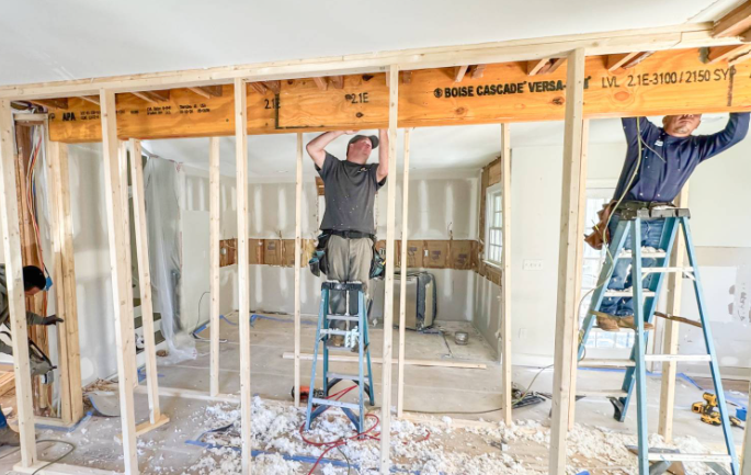 Equipo remodelando casa